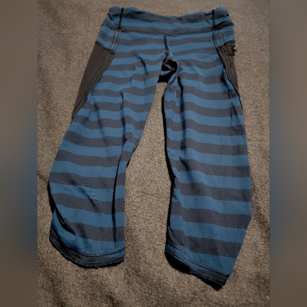 Lululemon Tight 21", Size 6, Teal/Black Strip